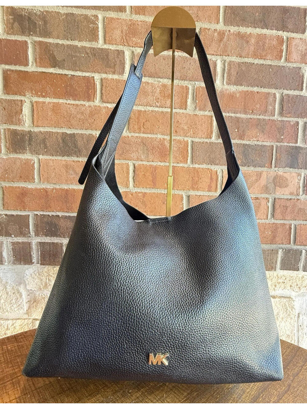 🌟🤩 Michael Kors Junie Medium Hobo Bag Black Pebbled Leather Gold Tone 👜 - Picture 2 of 11